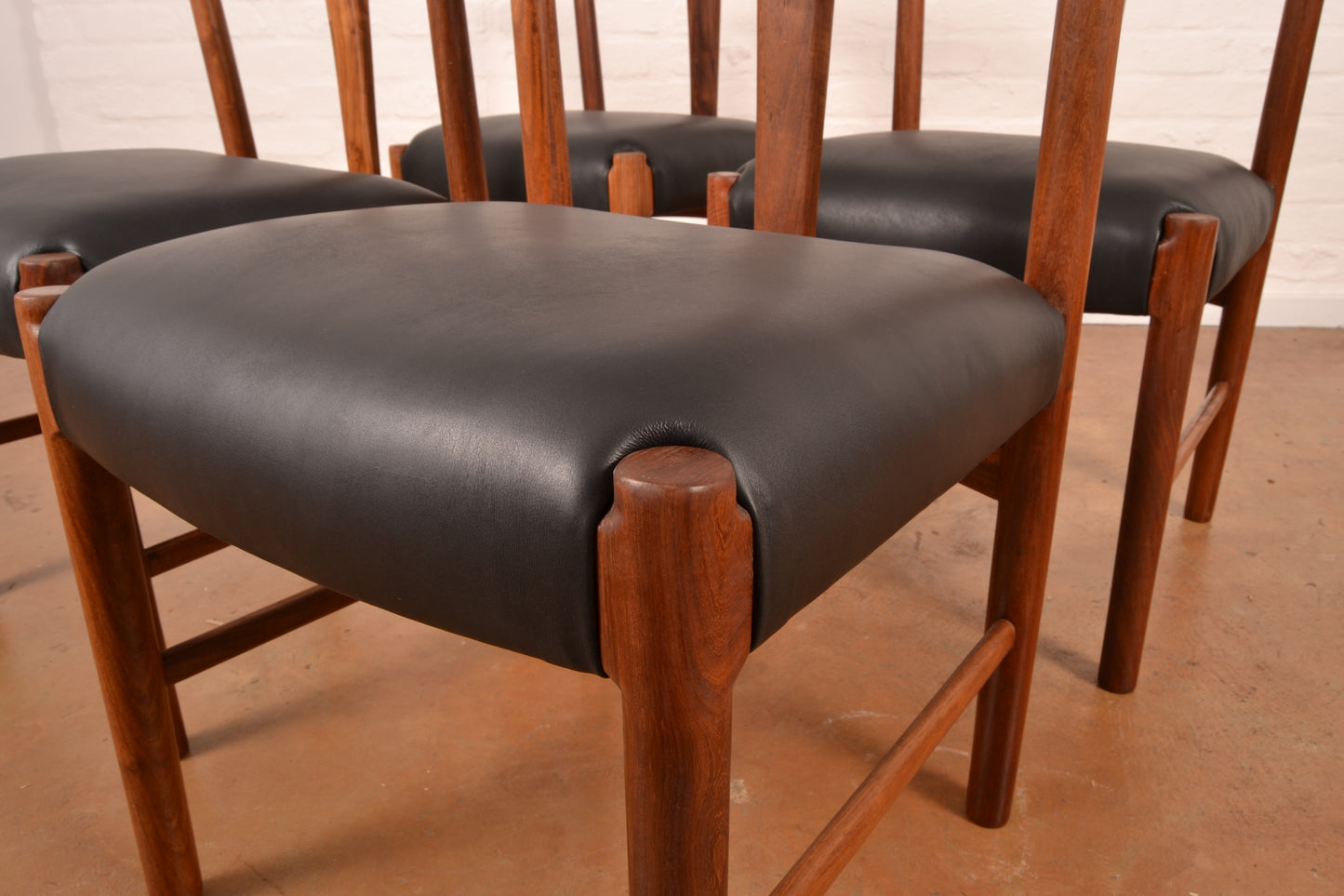 4–6 Seater Extendable South African Mid-Century Modern Dining Set in Solid Kiaat by Artecasa  – Expertly Restored with Genuine Leather Upholstery