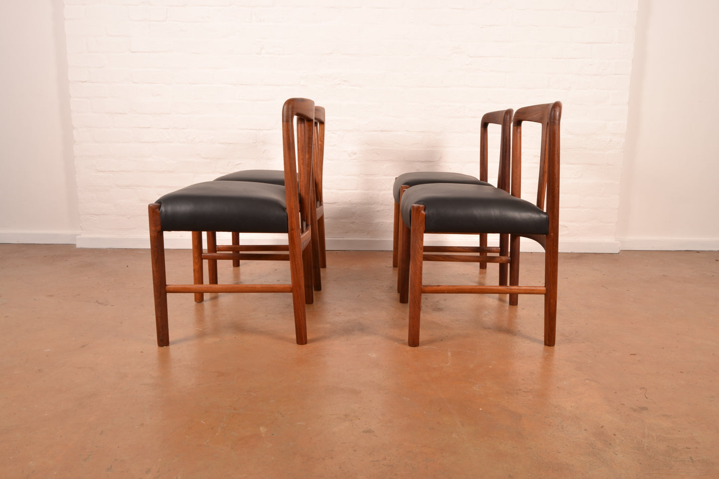 4–6 Seater Extendable South African Mid-Century Modern Dining Set in Solid Kiaat by Artecasa  – Expertly Restored with Genuine Leather Upholstery