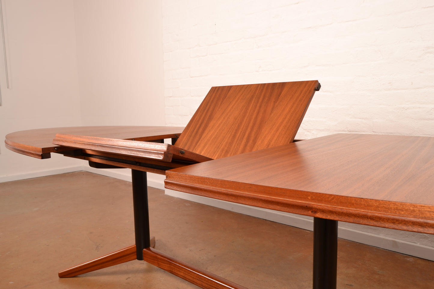 8–10 Seater Extendable South African Mid-Century Modern Dining Table designed by John Tabraham for DS Vorster & Co in Mahogany